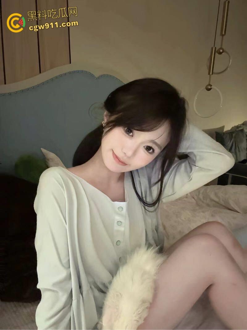 湖南长沙高颜值情侣，下班激情做爱解压，露脸深喉被男友怼拍，开档肉丝自慰娇喘淫叫，撅着翘臀拽头发猛操！-2