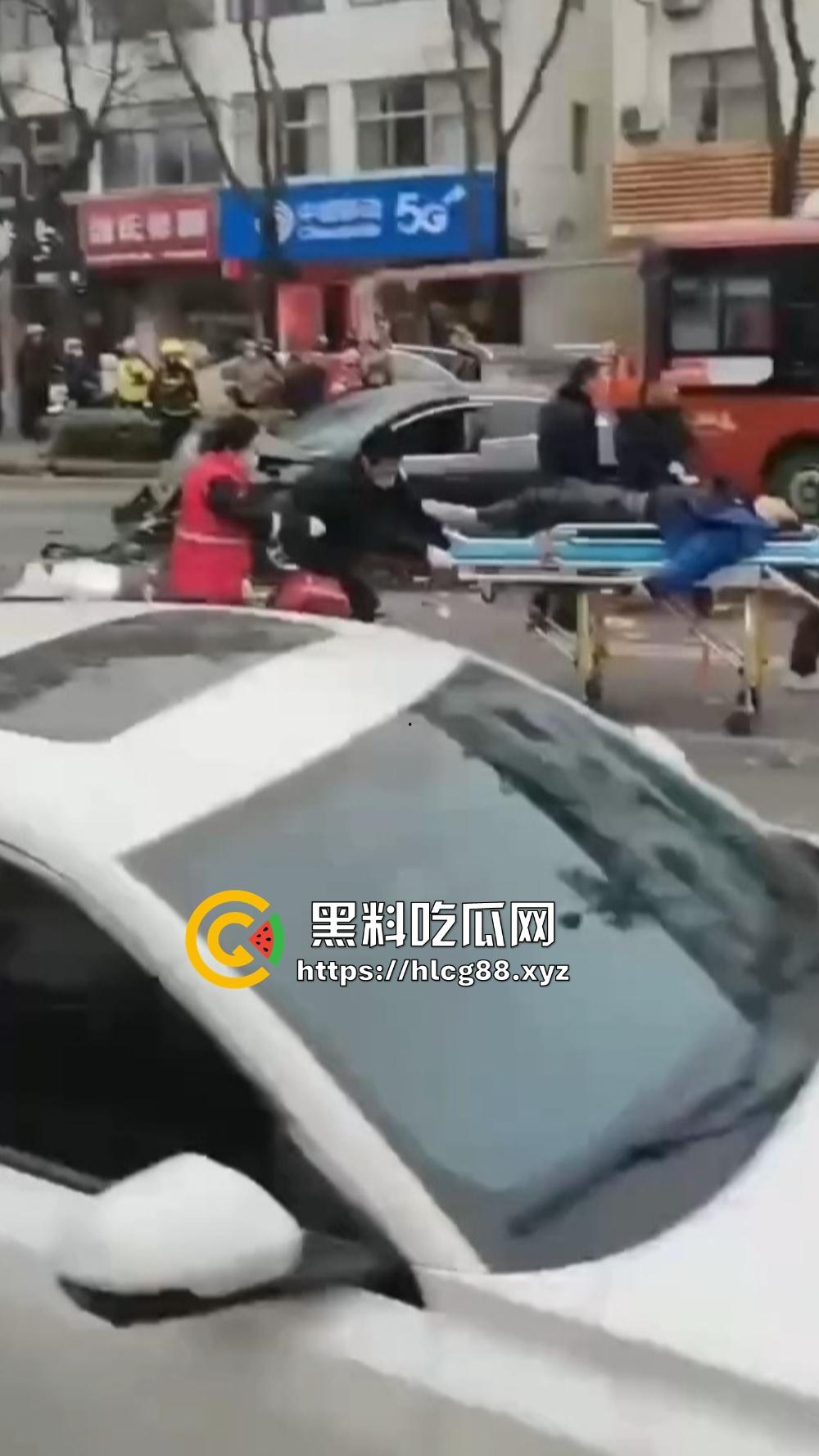 江苏镇江公交狂飙猛操私车，小轿车被撞成烂渣，车主吓得卵缩尿飙魂飞魄散！-8