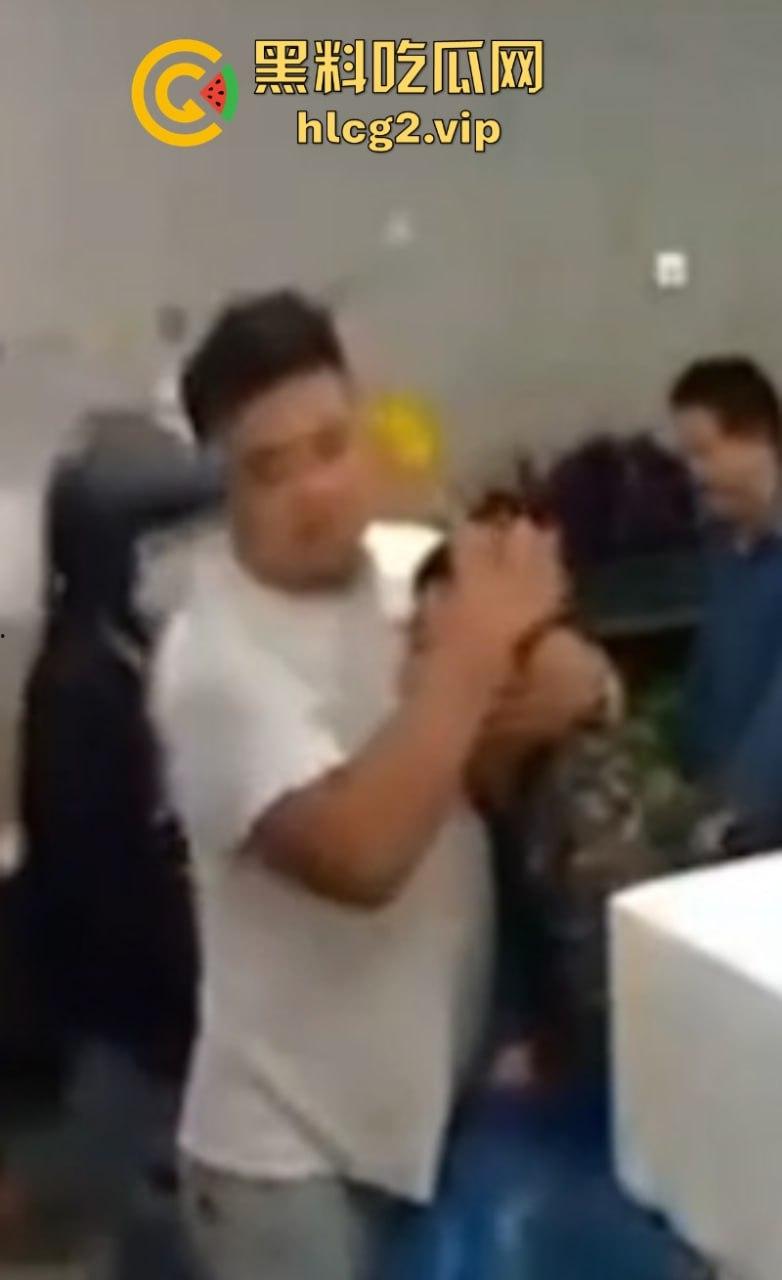 抖音网友视频曝光亲妈和亲老公搞在了一起 搂搂抱抱完全不避人！-2