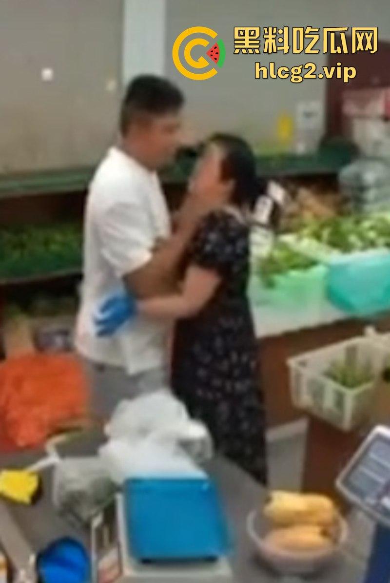 抖音网友视频曝光亲妈和亲老公搞在了一起 搂搂抱抱完全不避人！-3