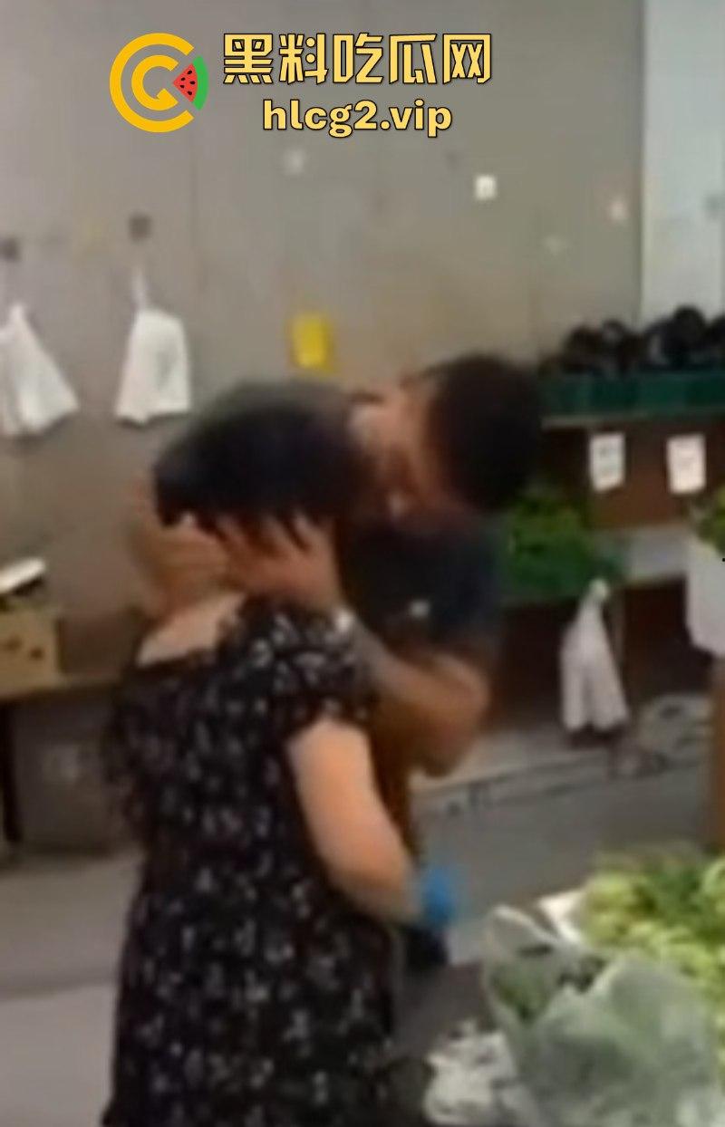 抖音网友视频曝光亲妈和亲老公搞在了一起 搂搂抱抱完全不避人！-6