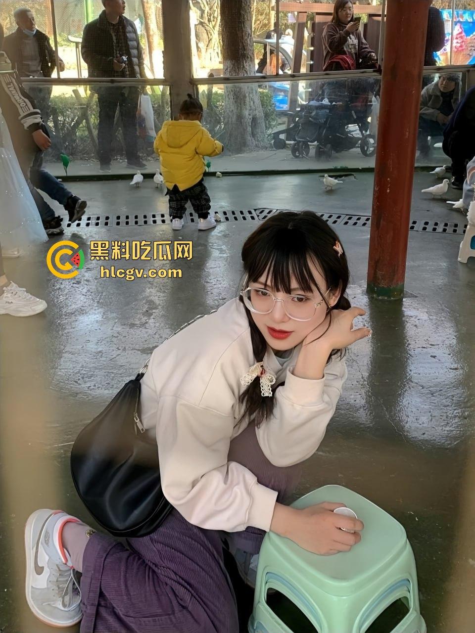 山西太原眼镜妹【李斯羽】吃鸡新境界！白丝诱惑照片流出，男友不给力，她干脆自己上炮机！-4