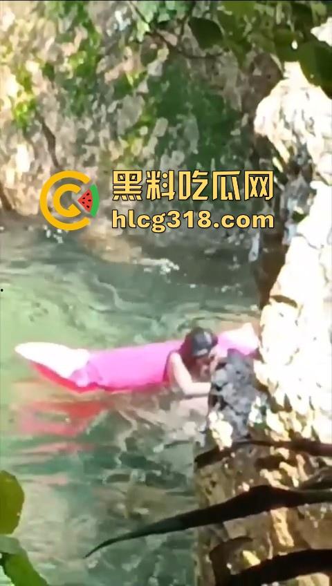 广东清远漂流惊现情侣水中干炮，女上男下疯狂骑乘，随着水浪节奏而动，画面刺激！-6