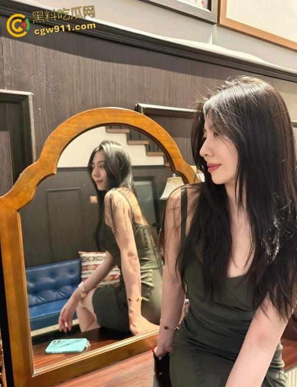 拿下大长腿美女御姐同事，刚开始强上她还不乐意，插入骚逼就老实了，情趣黑丝对镜后入，无套内射肥鲍骚穴！-1