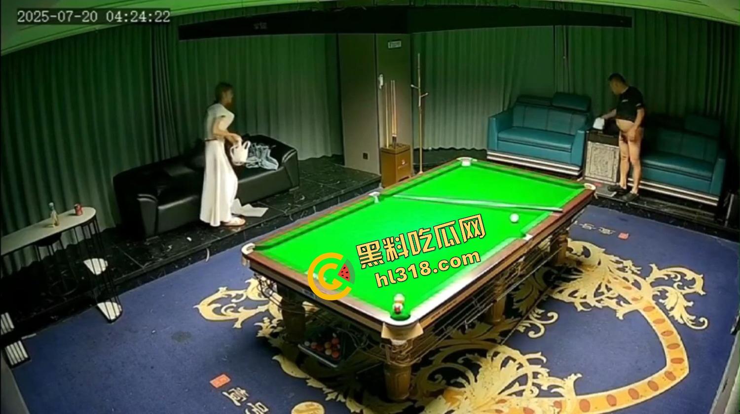 抖音热瓜江苏宿迁台球厅500元嫖到美女助教，包厢沙发扛着腿就是猛突，油腻大叔干到鸡巴发软！-10