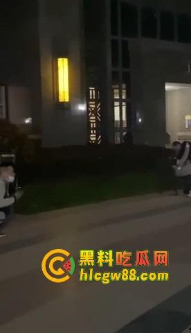 福建小区散步变地狱模式，小伙子刀仔1V3，一家三口直接被团灭，一人一刀干净利落！-6