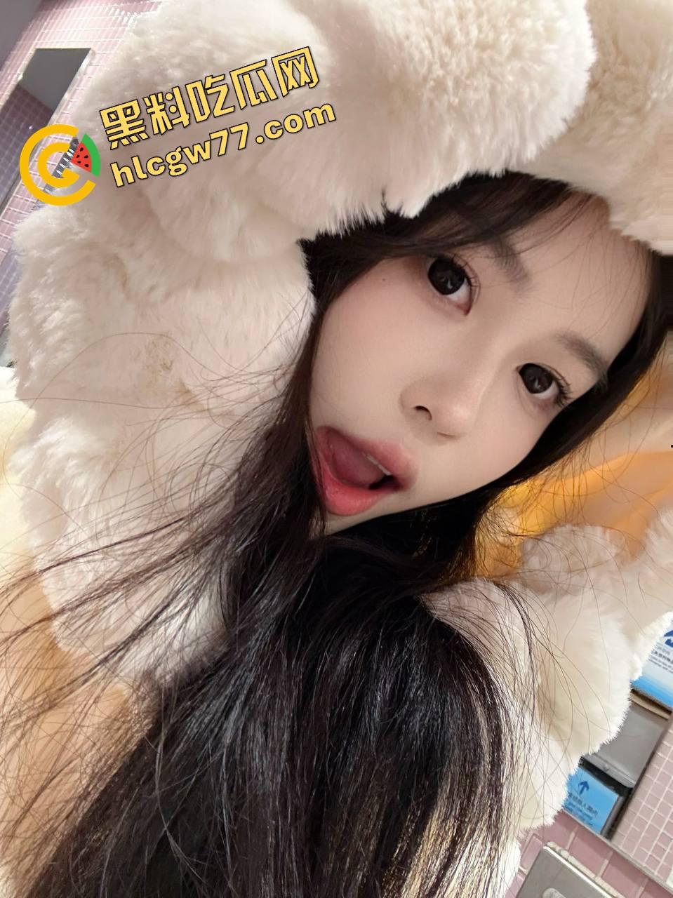 白月光脸淫猫身，清纯小妹【娜雪】被大叔玩成骚货，搂腰爆操蜜穴喷水，露出自慰爽到翻白眼！-1