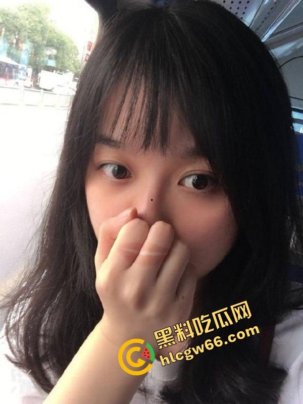 黄山技校反差骚妹【李丹尼】酒店黑丝口交全程曝光，大鲍鱼开发成通道，开房爽到喷水！-2