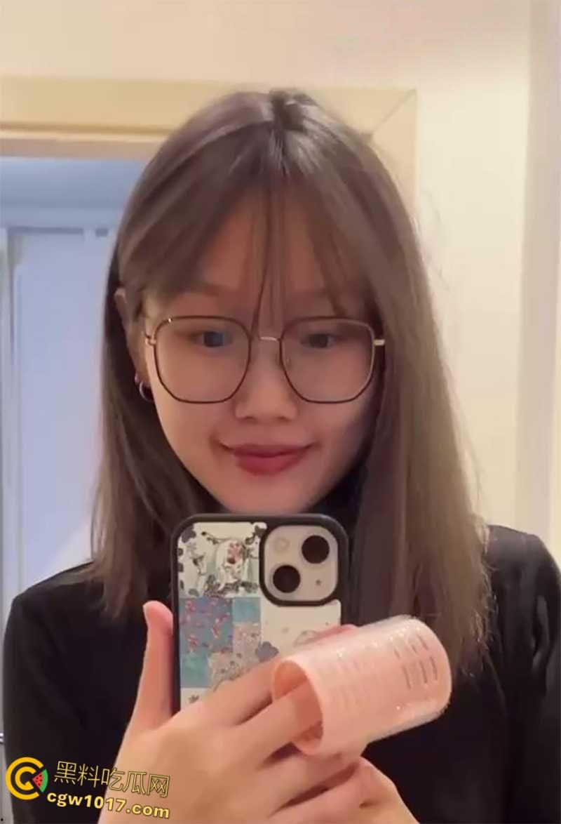 重庆清纯小母狗【黎心婕 】嘴接浓精玩口爆，各种淫技无师自通，扮护士装女仆给男友舔屌！-1