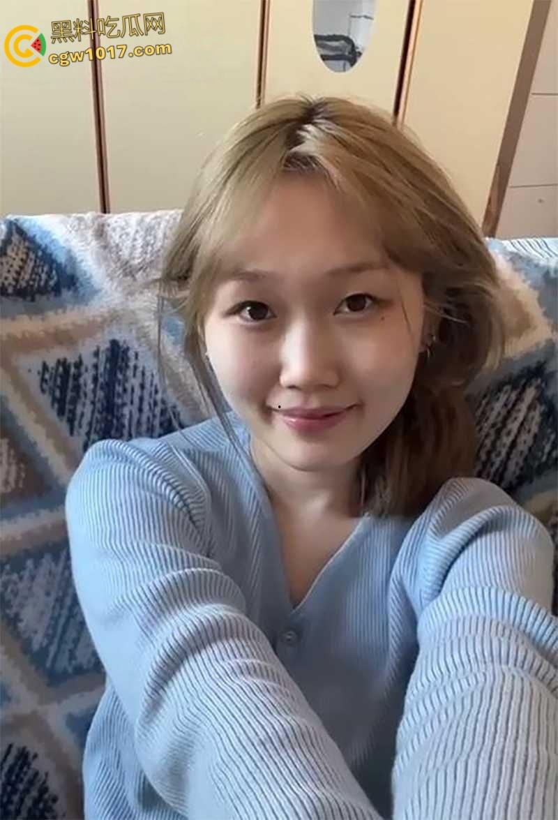 重庆清纯小母狗【黎心婕 】嘴接浓精玩口爆，各种淫技无师自通，扮护士装女仆给男友舔屌！-2