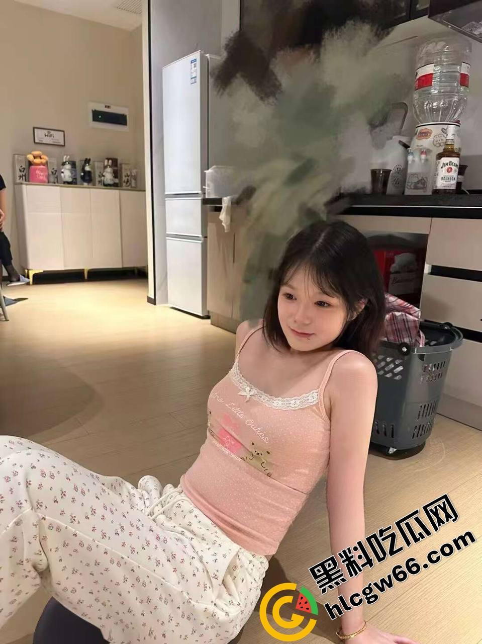 沈阳城市学院骚妹【张雨婷】白天端庄课代表，晚上酒店被操的逼水喷床单母狗体质拉满！-4