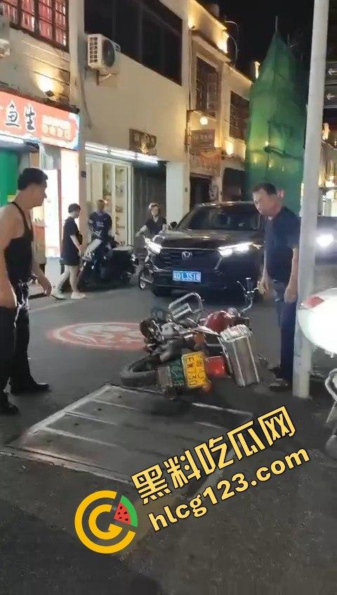 背心哥PK摩托车选手！见一次打一次，背心哥为何如此讨厌摩托车手？-3