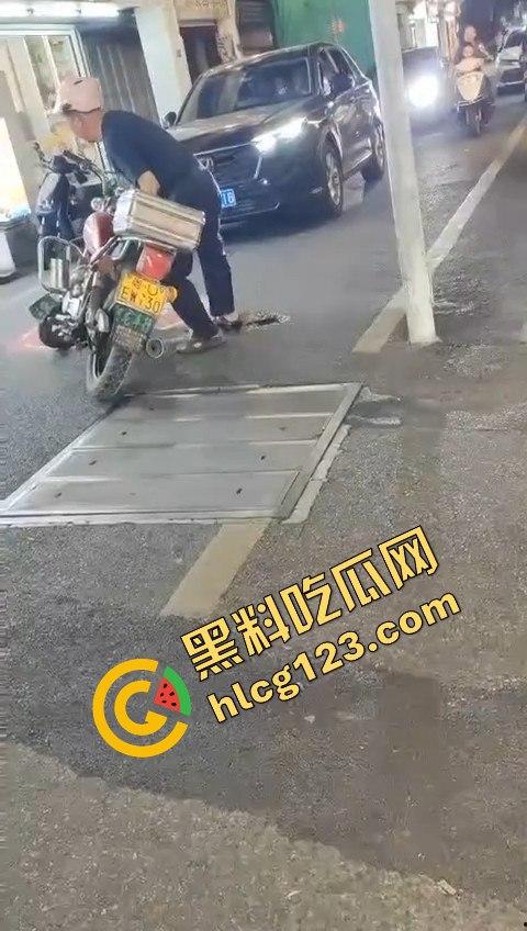 背心哥PK摩托车选手！见一次打一次，背心哥为何如此讨厌摩托车手？-9