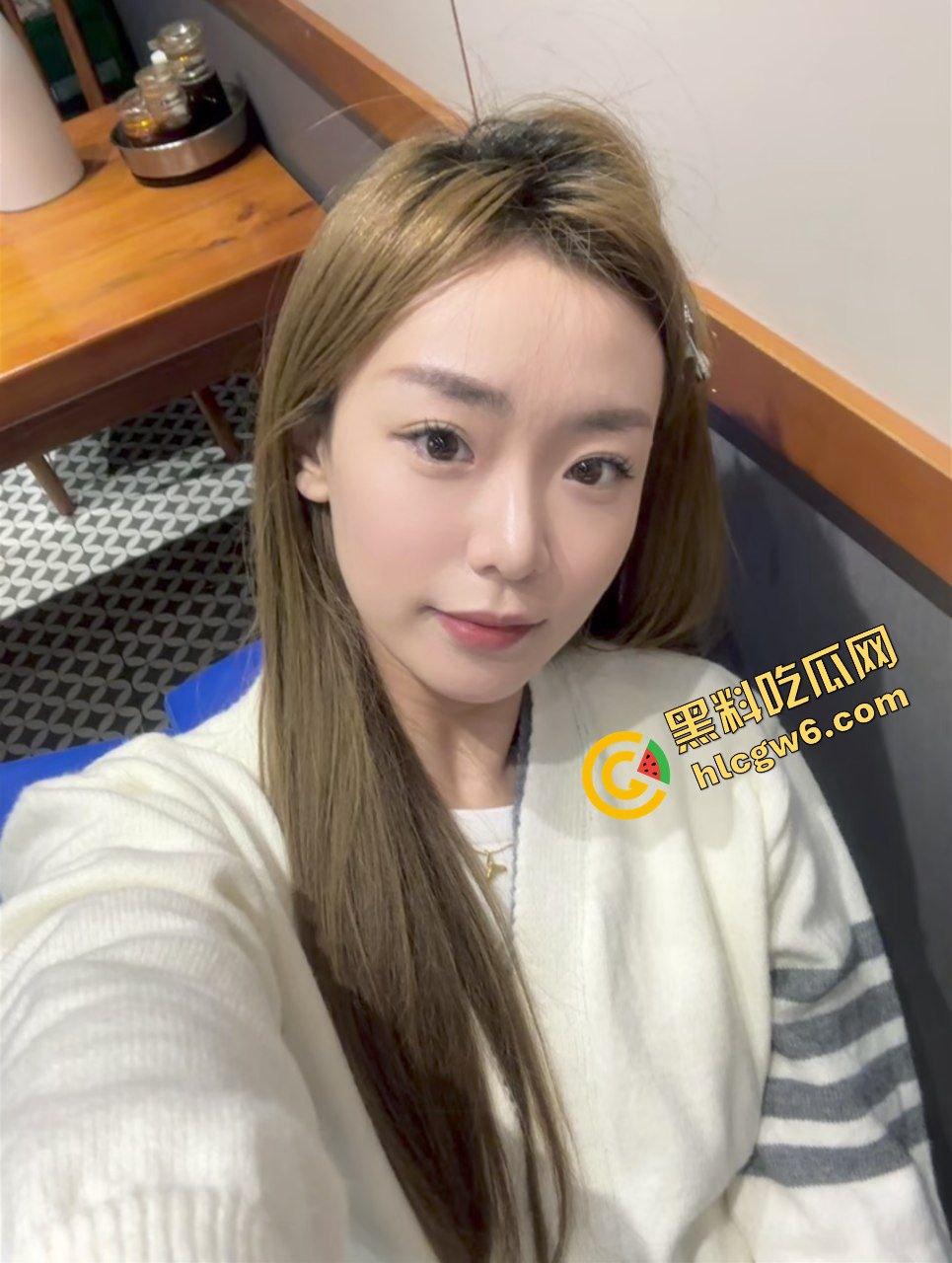 达州中医药大专金发碧眼反差骚鸡『林婧涵』口交大哥极致吸吮 抱着直插骚逼玩3P！原创曝光流出！-4