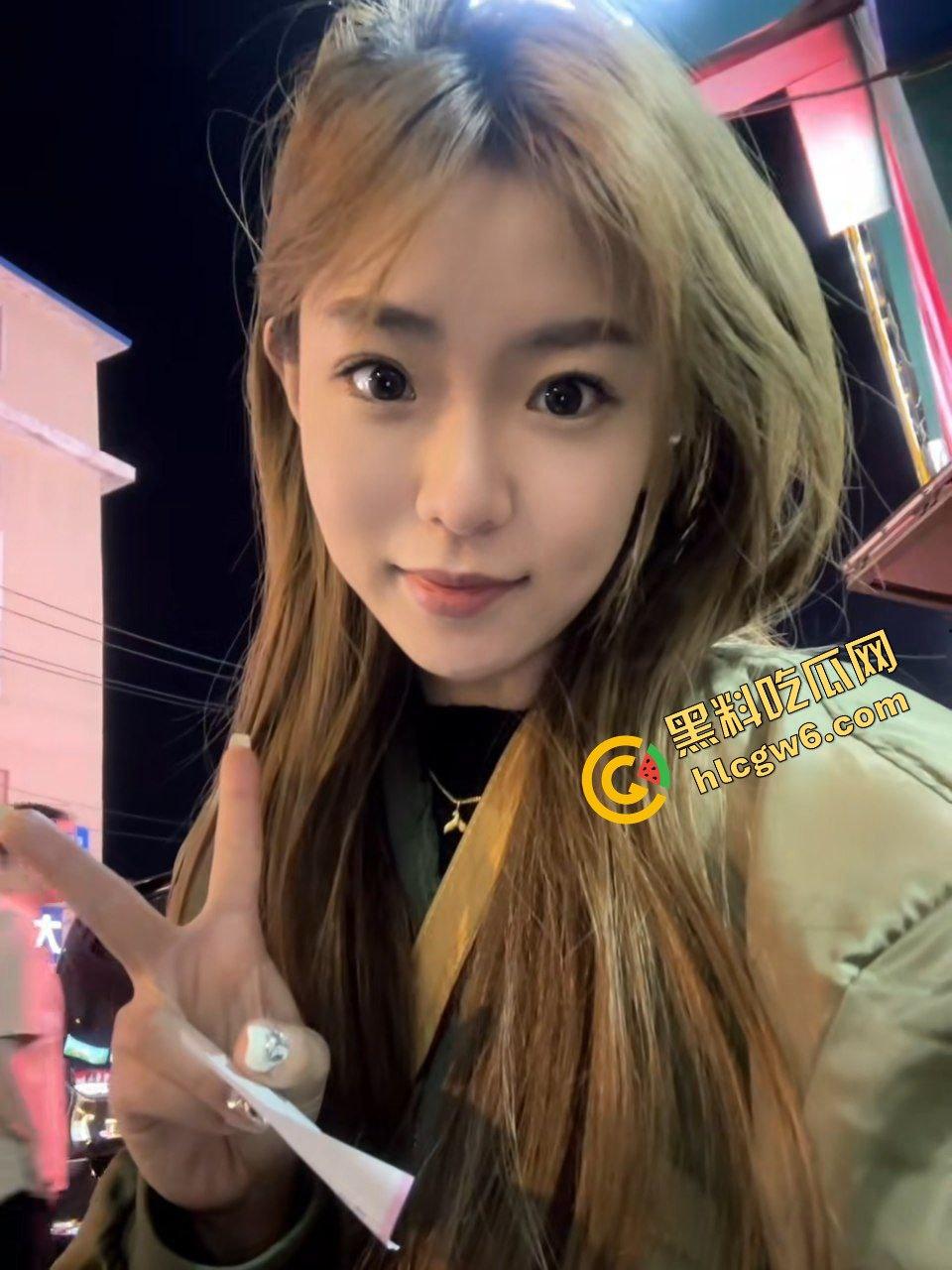 达州中医药大专金发碧眼反差骚鸡『林婧涵』口交大哥极致吸吮 抱着直插骚逼玩3P！原创曝光流出！-5