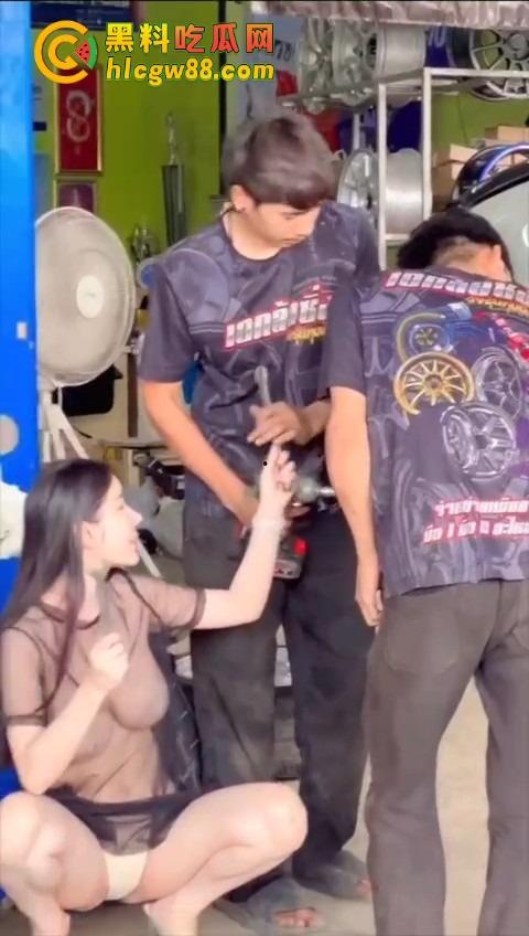 泰国修车店太卷了，黑纱透视丁字裤上阵拉客，这操作比夜店还骚，是不是人妖都看不出来了！-3