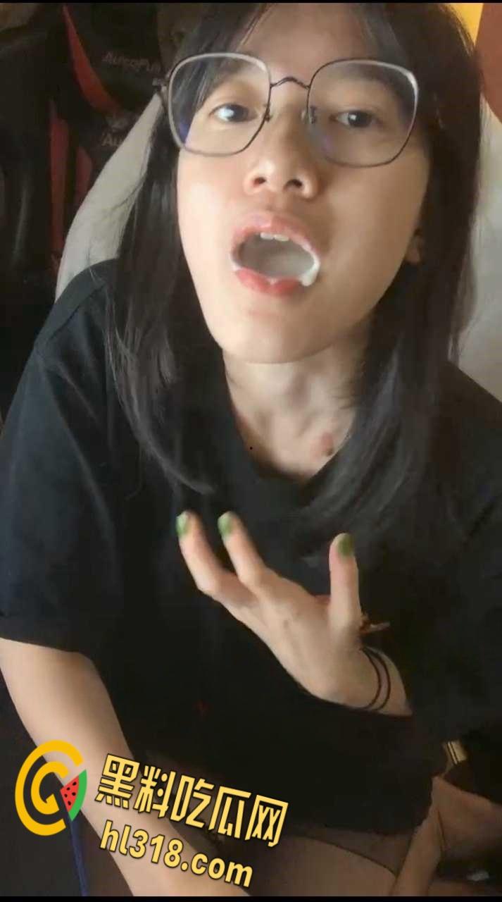 超嫩眼镜学生妹，樱桃小嘴里含着酸奶，渴望着男友的精液，开档黑丝翘着屁股，尽显粉嫩白虎小穴 !-2