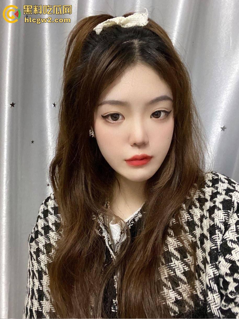 独家爆料！26岁母狗女友【孟可心】夜宿不归 长款毛衣显腿长，肥臀粉嫩鲍水嫩得想直接顶进去看得人想狠干！-1