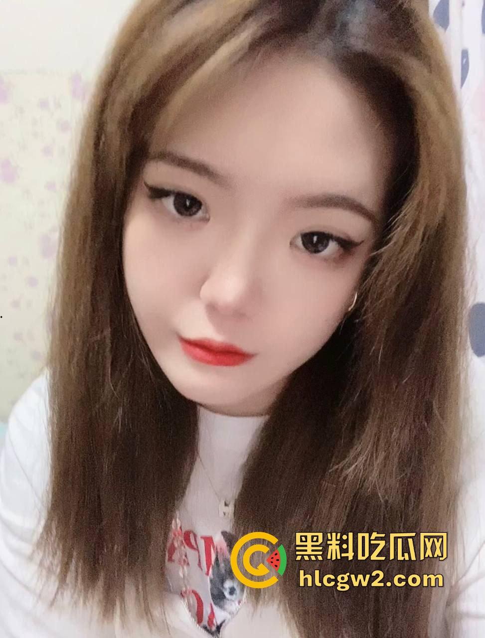 独家爆料！26岁母狗女友【孟可心】夜宿不归 长款毛衣显腿长，肥臀粉嫩鲍水嫩得想直接顶进去看得人想狠干！-4