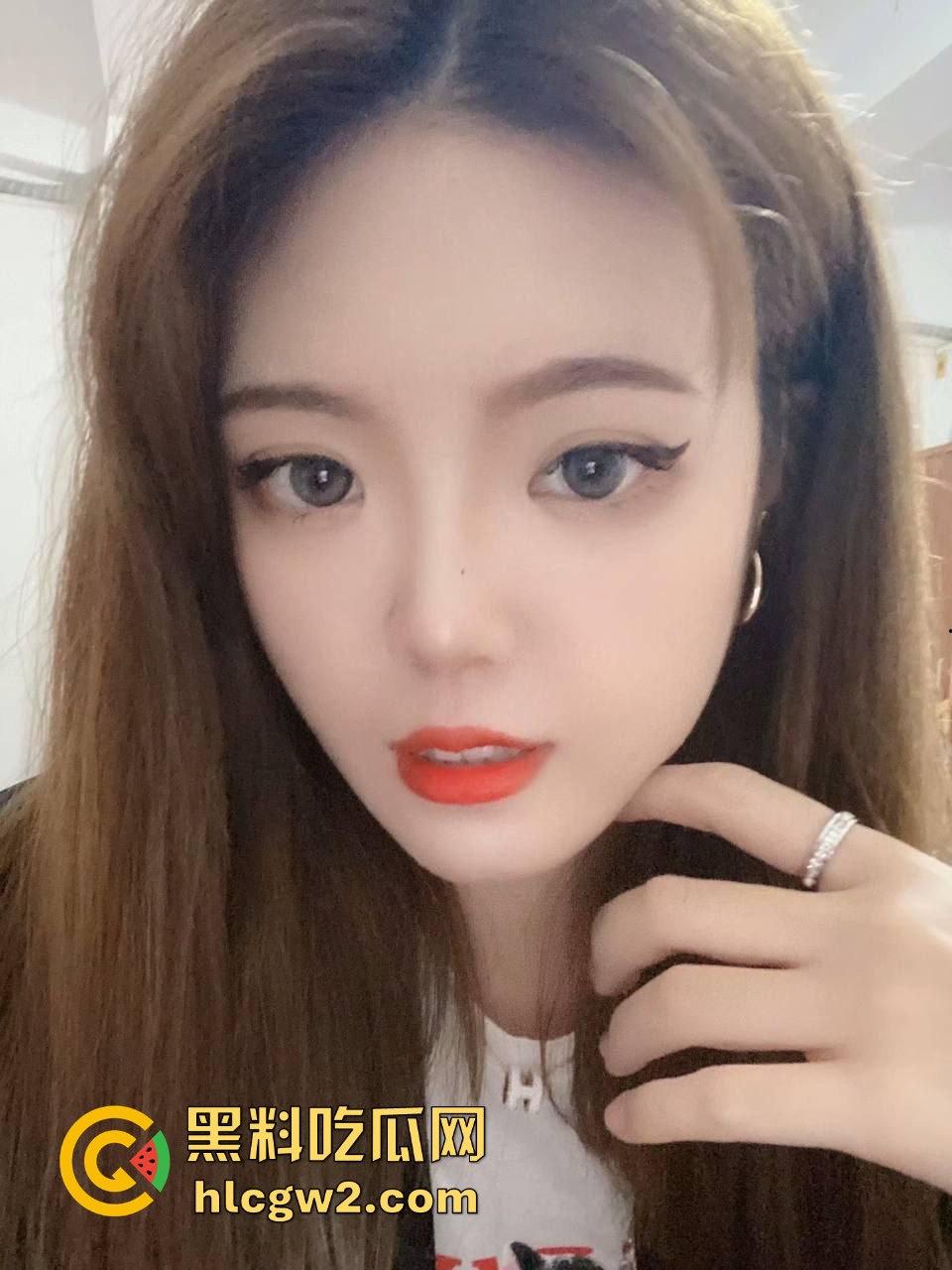 独家爆料！26岁母狗女友【孟可心】夜宿不归 长款毛衣显腿长，肥臀粉嫩鲍水嫩得想直接顶进去看得人想狠干！-8