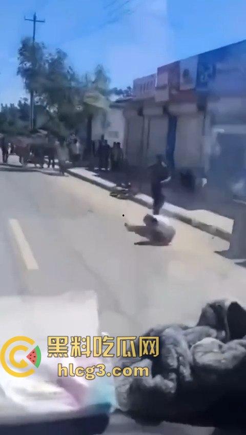 老年白起大街上互砍，镰刀攻击的场面令人震惊！梦回宇将军-9