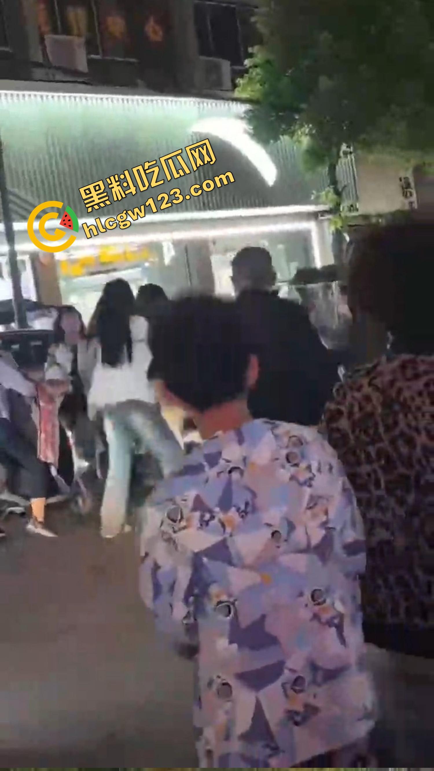 怀远街头精神小妹互砍，是刀刀见骨，电动车上扯头发、拎刀互砍，怀远街头又出发疯姐妹花！-6