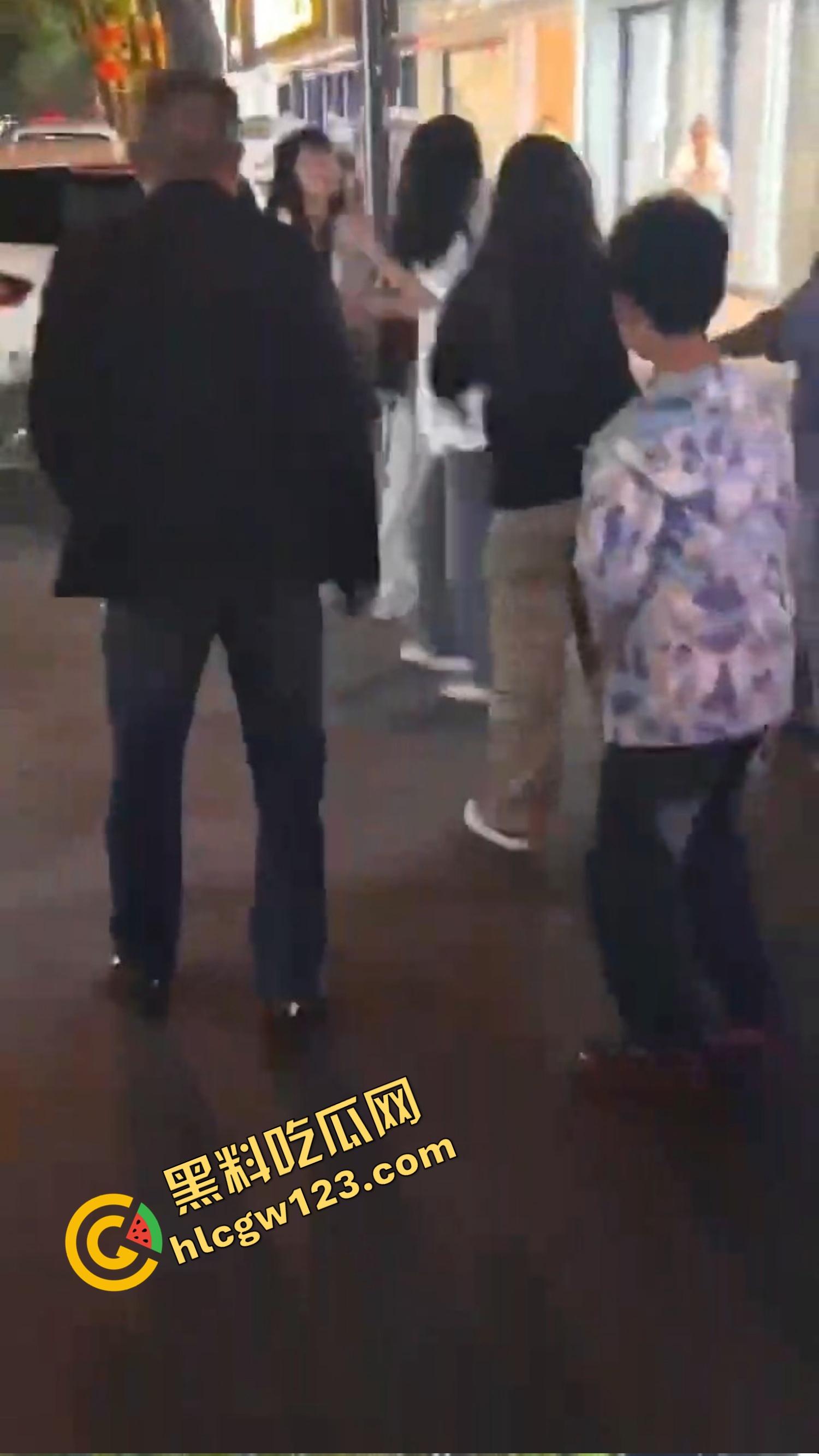 怀远街头精神小妹互砍，是刀刀见骨，电动车上扯头发、拎刀互砍，怀远街头又出发疯姐妹花！-9