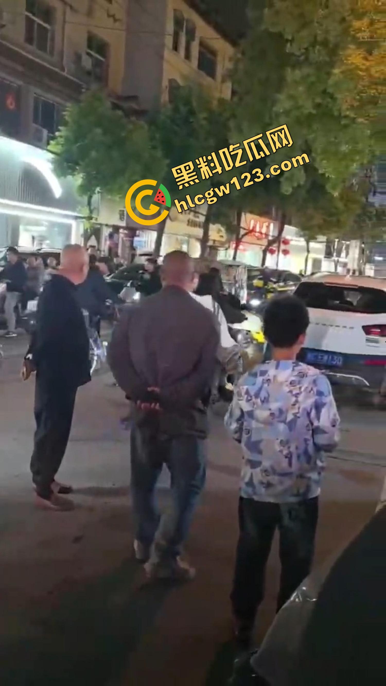 怀远街头精神小妹互砍，是刀刀见骨，电动车上扯头发、拎刀互砍，怀远街头又出发疯姐妹花！-12