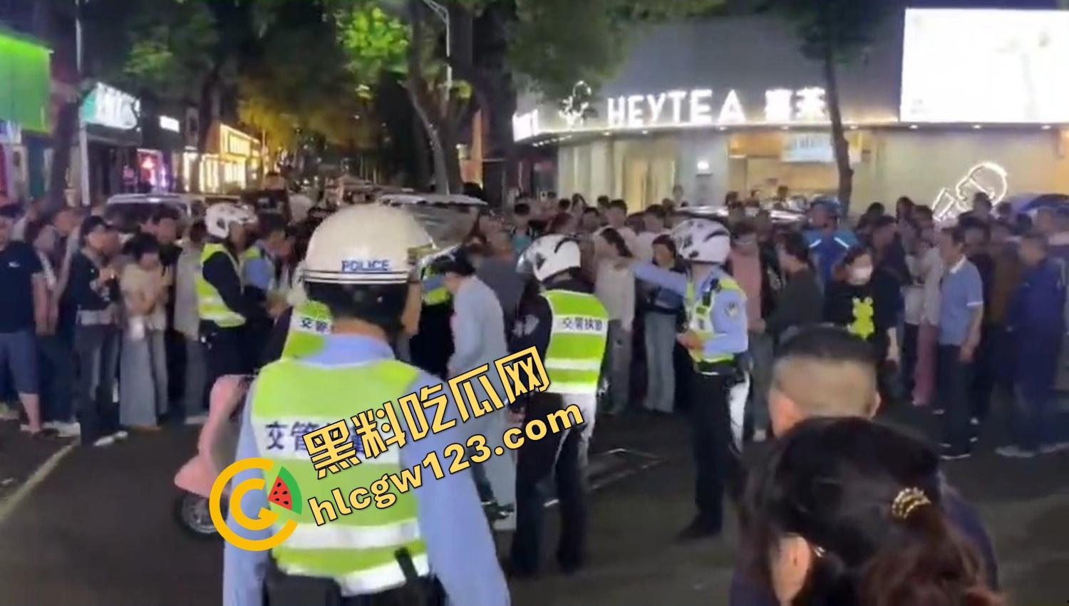 怀远街头精神小妹互砍，是刀刀见骨，电动车上扯头发、拎刀互砍，怀远街头又出发疯姐妹花！-14