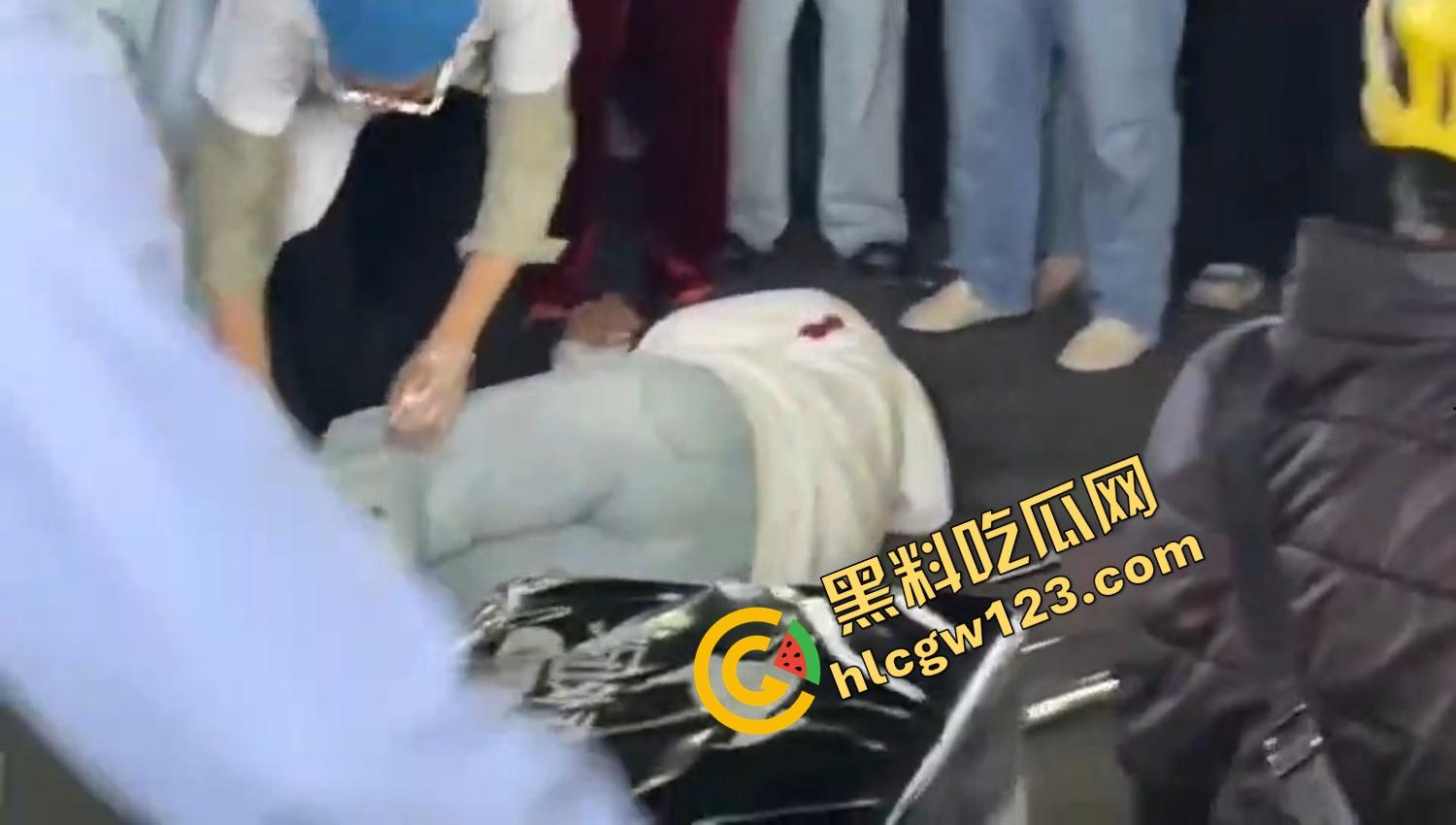 怀远街头精神小妹互砍，是刀刀见骨，电动车上扯头发、拎刀互砍，怀远街头又出发疯姐妹花！-15