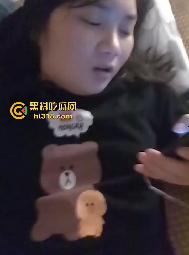 广州打工妹大奶肥臀性感诱惑！极品微胖淫娃尽显尤物本色，出租房上演性交大战，玩着手机也不忘狂插！-4