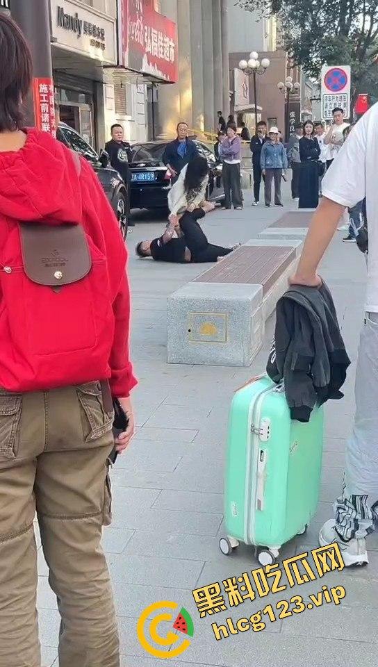 相爱相杀的爱情现场，小情侣街头互扇巴掌，真不嫌丢人！-2