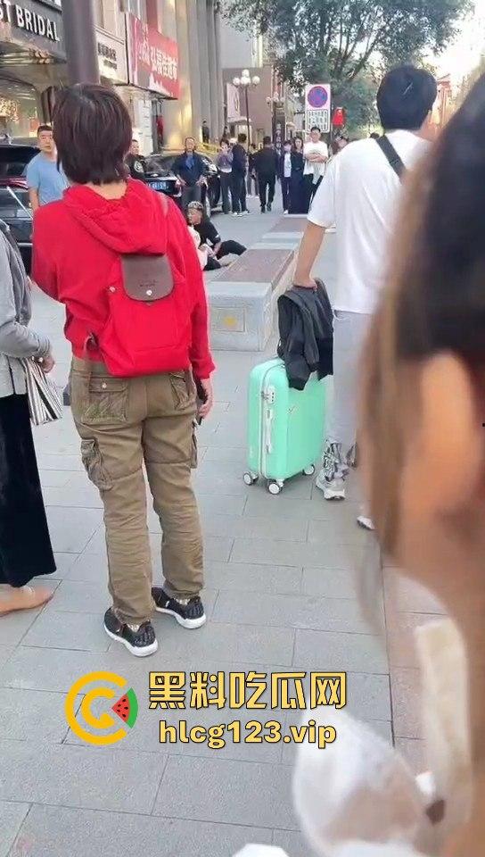 相爱相杀的爱情现场，小情侣街头互扇巴掌，真不嫌丢人！-3