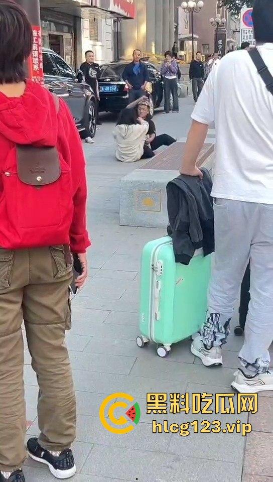 相爱相杀的爱情现场，小情侣街头互扇巴掌，真不嫌丢人！-4