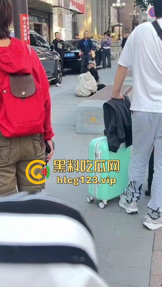 相爱相杀的爱情现场，小情侣街头互扇巴掌，真不嫌丢人！-5