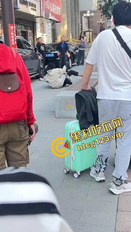 相爱相杀的爱情现场，小情侣街头互扇巴掌，真不嫌丢人！-8