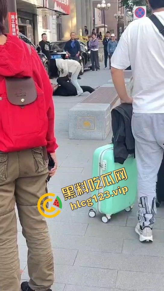 相爱相杀的爱情现场，小情侣街头互扇巴掌，真不嫌丢人！-11