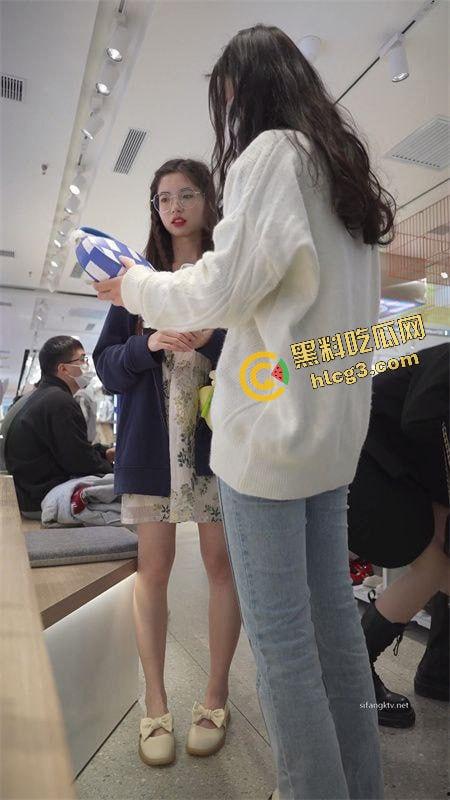 街拍裙底大合集！看看你七夕的想操的白月光女神 下面都花了哪些心思-14