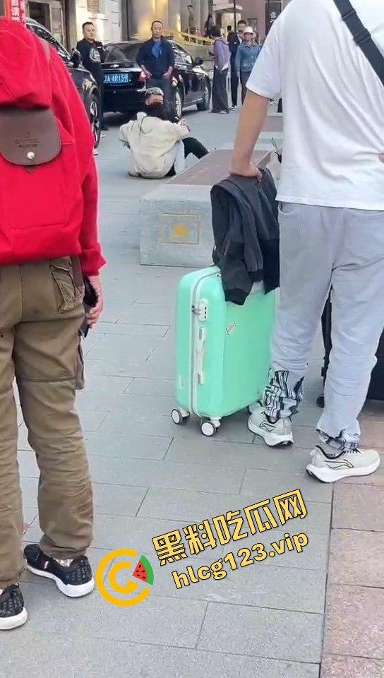 相爱相杀的爱情现场，小情侣街头互扇巴掌，真不嫌丢人！-12