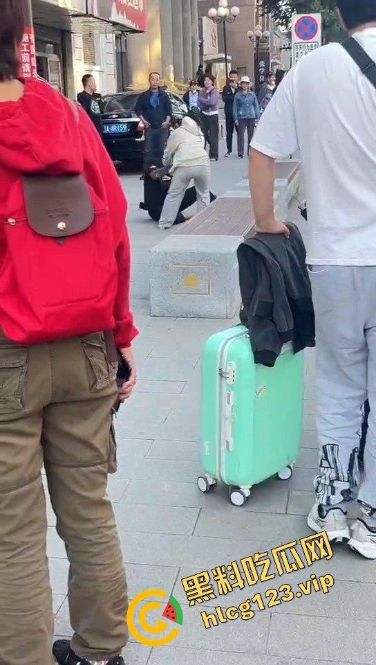 相爱相杀的爱情现场，小情侣街头互扇巴掌，真不嫌丢人！-14