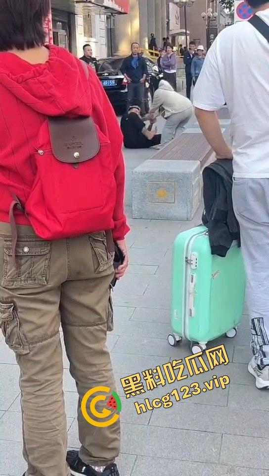 相爱相杀的爱情现场，小情侣街头互扇巴掌，真不嫌丢人！-15