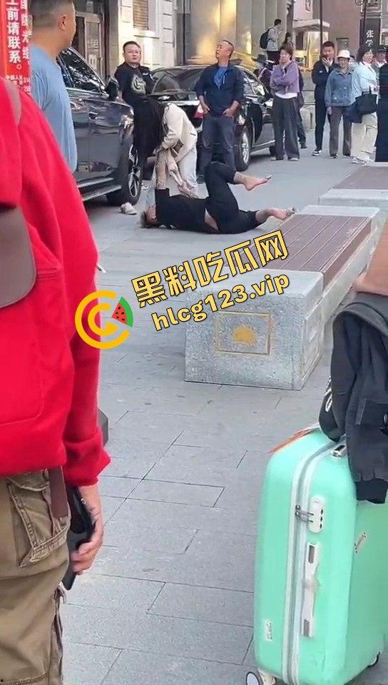 相爱相杀的爱情现场，小情侣街头互扇巴掌，真不嫌丢人！-16