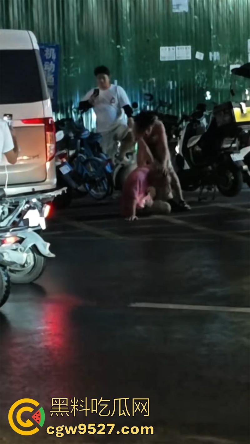 街拍愤怒小伙爆揍大爷，大爷扯着不让他走，小伙拼命逃离，竟把裤子扯下来，当街曝光太残暴了！-4