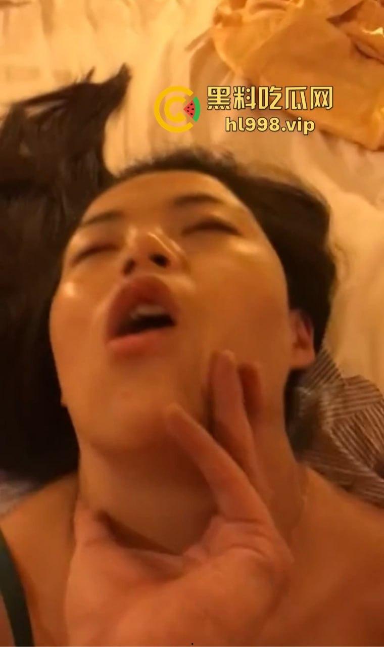 瓜友酒吧捡尸醉酒女，结果回酒店狂舔脚？瓜友的骚操作让小编看懵了，捡回去到底图个啥？-12