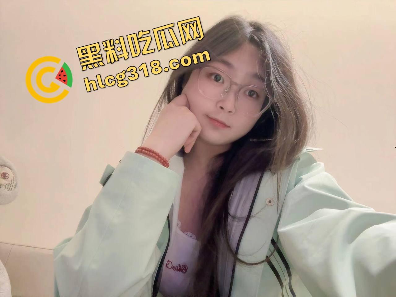 电梯春潮涌动，男女上楼全程互撩，男的手法老道全程开摸，解开发型就是解锁原始本能！-1