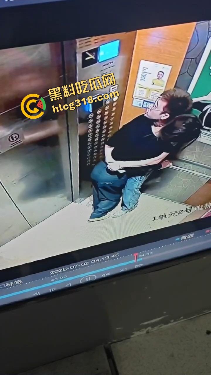 电梯春潮涌动，男女上楼全程互撩，男的手法老道全程开摸，解开发型就是解锁原始本能！-8