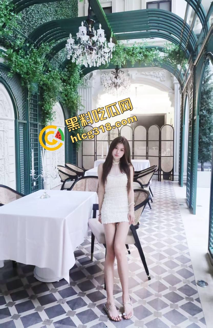 海角精品之邻居骚人妻穿黑丝旗袍被操到断线,边接电话边吞屌,最后精液喷进喉咙深处!-5