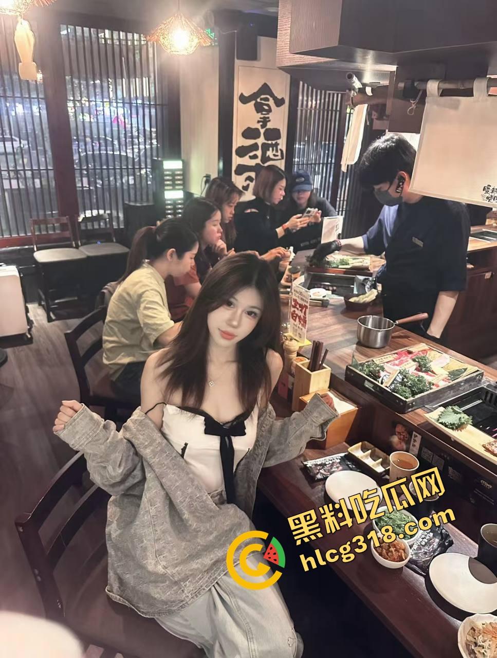 海角精品之邻居骚人妻穿黑丝旗袍被操到断线,边接电话边吞屌,最后精液喷进喉咙深处!-6