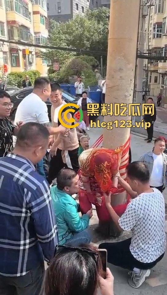 这婚礼花活儿真多！新娘被捆电线杆上，红丝全露出来了，谁教的捆绑束缚？-3