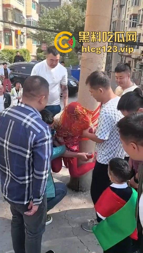 这婚礼花活儿真多！新娘被捆电线杆上，红丝全露出来了，谁教的捆绑束缚？-9